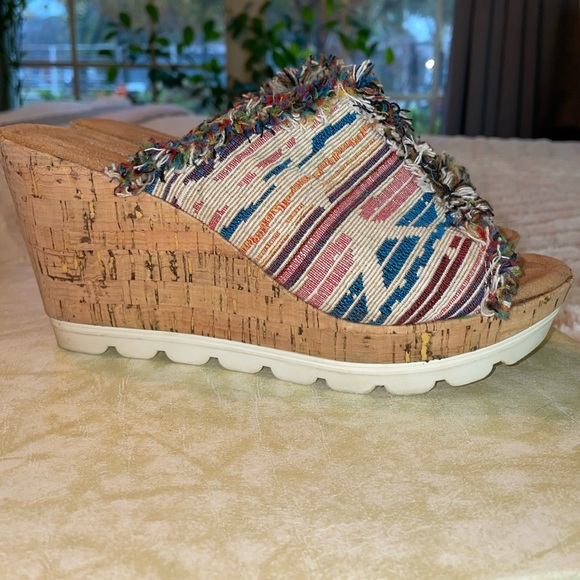 Minnetonka Wedges. Heel. Tan. Size 7 - Picture 3 of 5